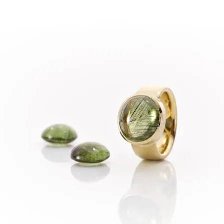 Ring aus 750/- Gelbgold mit Cabochon ( Peridot mit Turmalin Einschlüssen)