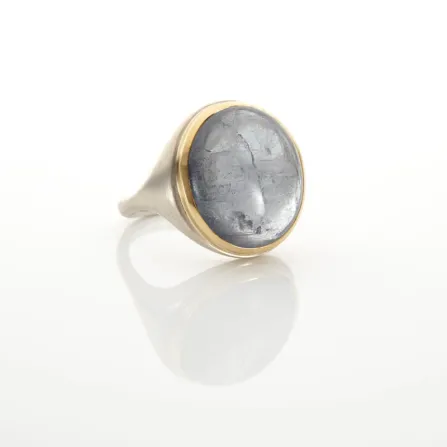 Ring aus Sterlingsilber und 750/- Gelbgold mit grauem Turmalin-Cabochon