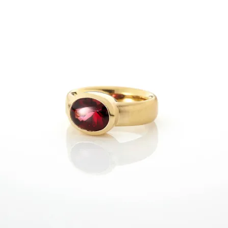 Ring aus 750/- Gelbgold mit Granat Bufftop