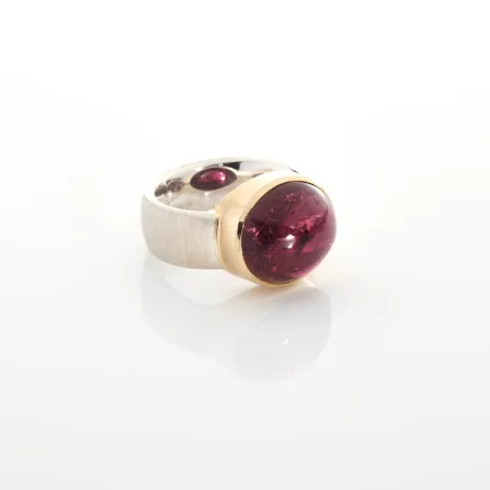 Silberring mit goldener Fassung nud rotem Turmalin Cabochon