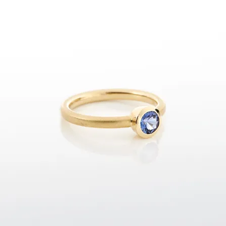 Gelbgold Ring mit facettiertem Safir