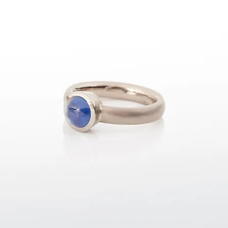 Weißgoldring mit Safir Cabochon