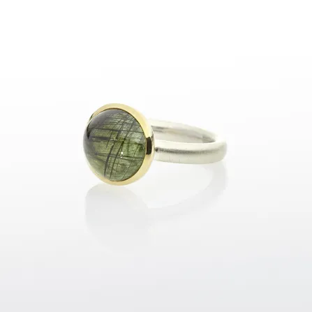 Peridot mit Turmalinnadeln als Cabochon geschliffen und in Gold gefasst, Schiene aus Sterlingsilber