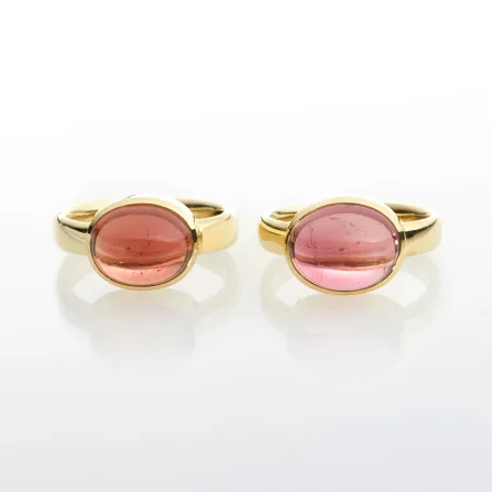 Ringe mit aprikot- und roséfarbenen Turmalin Cabochons, Gelbgold