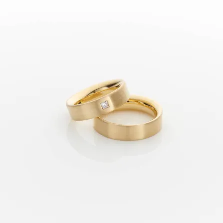 Trauringpaar, 750/- Gelbgold mit Prinzess-Diamant