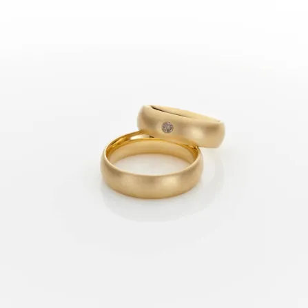 Trauringpaar, 750/- Gelbgold mit naturbraunem Diamant